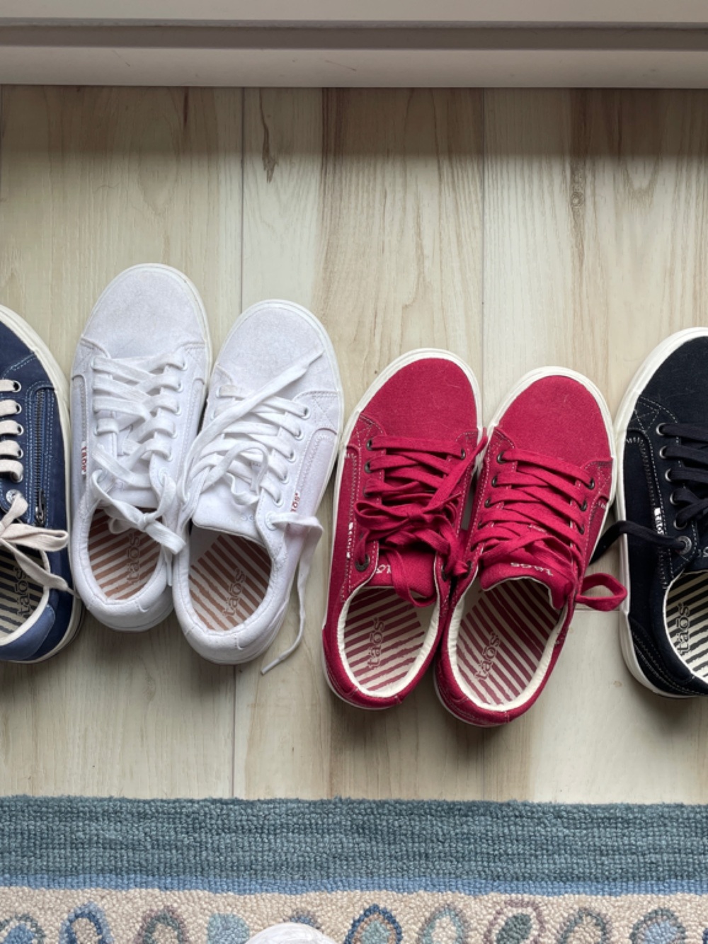 Taos Women’s Sneakers  Low-Top Sneakers in White, Red, navy and black.